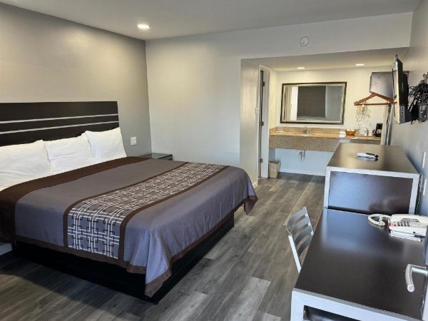 Continental Inn and Suites image 12