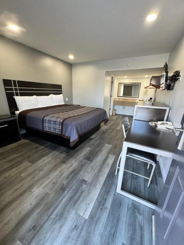 Continental Inn and Suites image 16