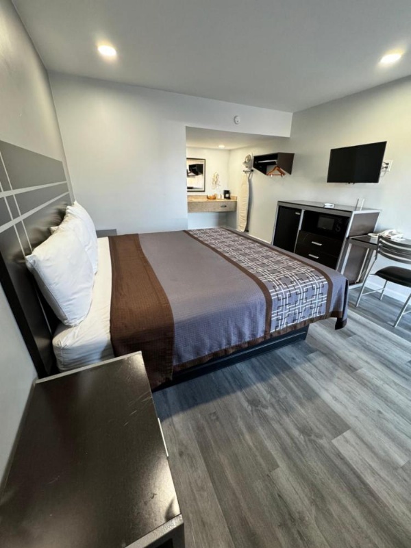 Continental Inn and Suites image 17