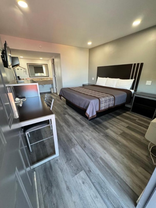 Continental Inn and Suites image 21