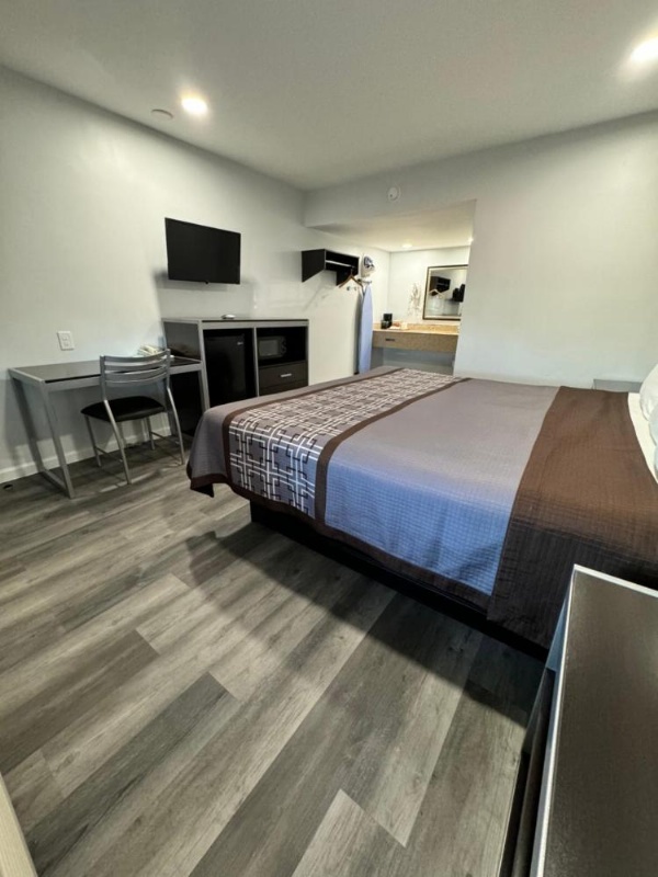 Continental Inn and Suites image 23