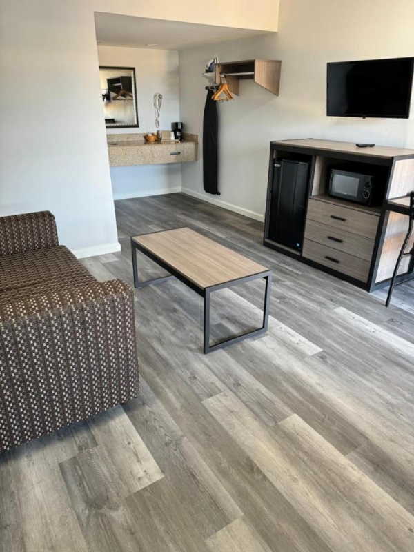 Continental Inn and Suites image 27