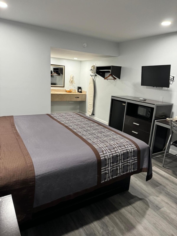 Continental Inn and Suites image 5