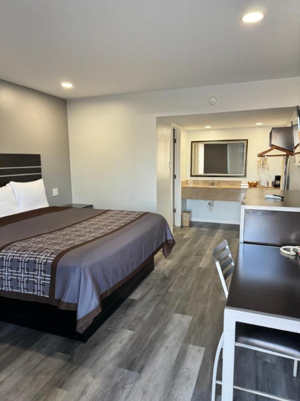 Continental Inn and Suites image 8